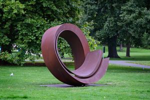 Beverly Pepper, _Curvae in Curvae_ (2013–2018). Courtesy Marlborough Gallery. Frieze Sculpture, The Regent's Park, London (14 September–13 November 2022). Courtesy Frieze.